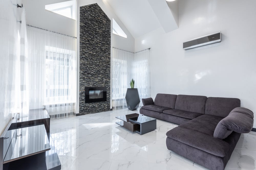 Salón con equipo de aire acondicionado instalado