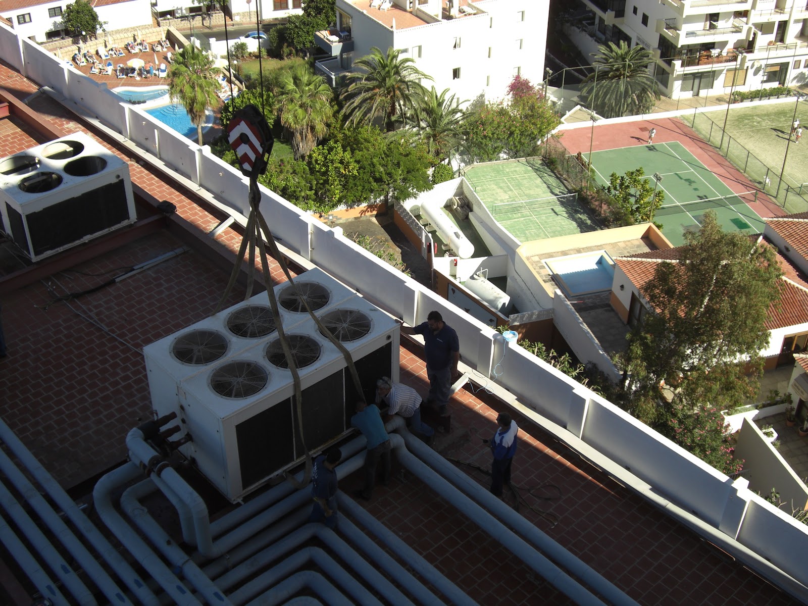 Técnicos de Friogar trabajando en una instalación de climatización en una azotea de Tenerife