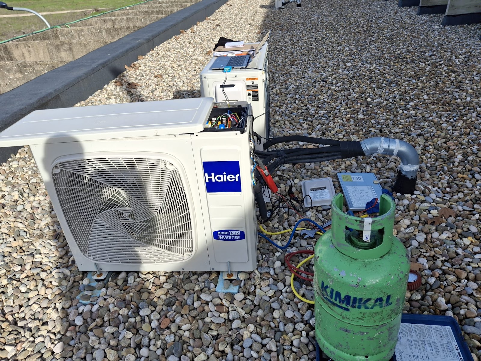 Técnico de Hosfrisa trabajando en una unidad exterior en una cubierta