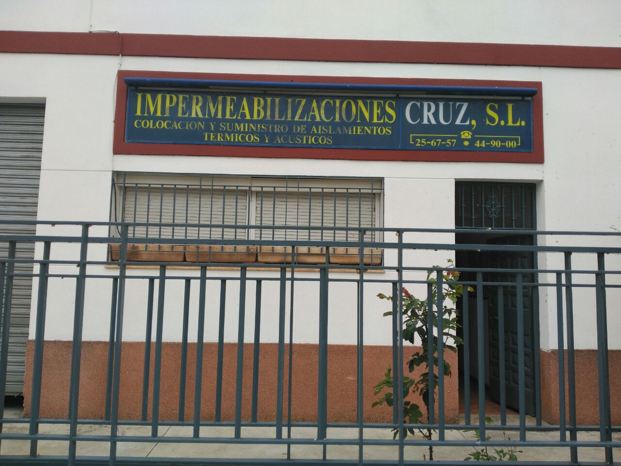 Fachada de las instalaciones de Impermeabilizaciones Cruz en Córdoba