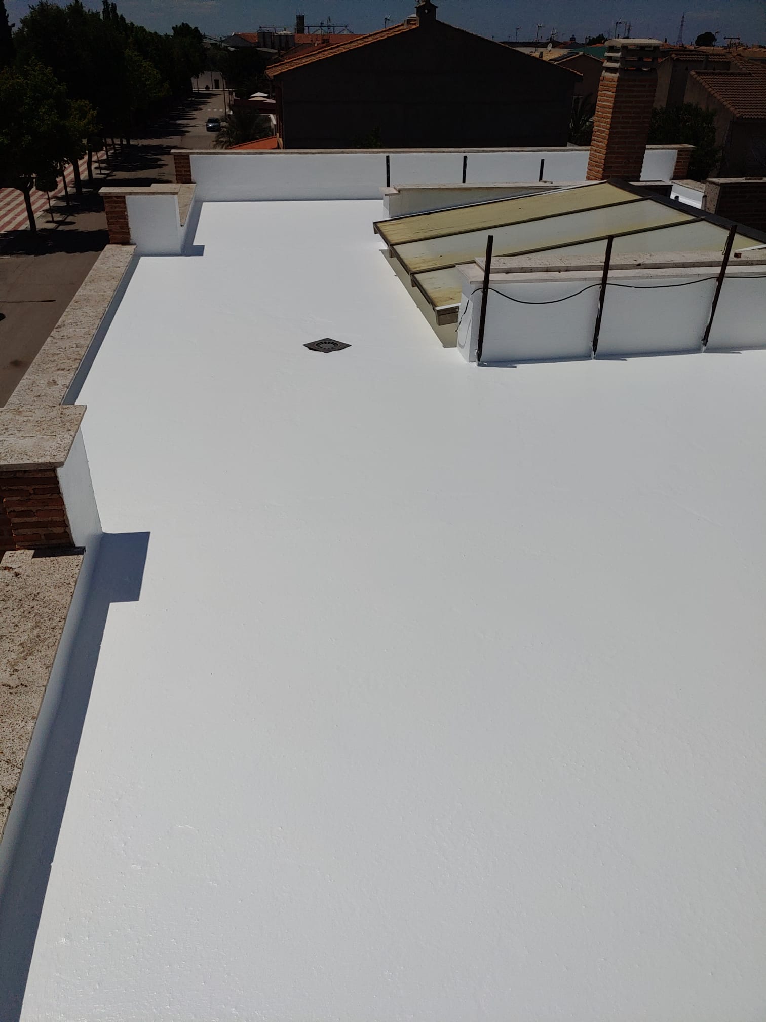 Azotea impermeabilizada con acabado blanco