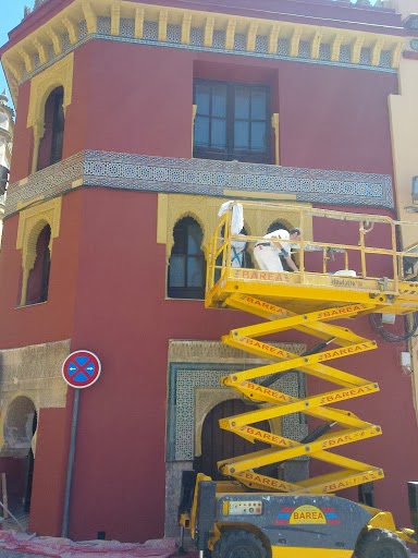 Rehabilitación de fachada con plataforma elevadora