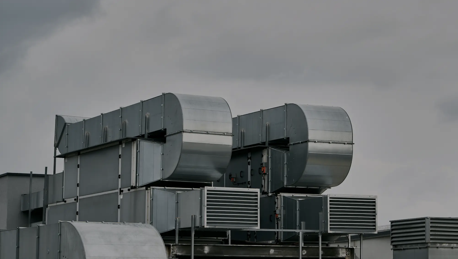 Instalación de conductos de ventilación de Teclicor en una cubierta
